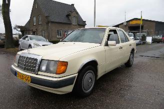 Auto da rottamare Mercedes 200-300D 200 D 124 type sedan automaat 1991/1