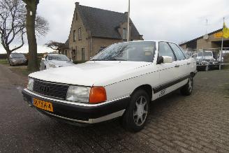 krockskadad bil auto Audi 100 5 CILINDER BENZINE AIRCO 1984/2