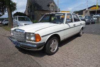 krockskadad bil auto Mercedes 200-300D 200 DIESEL 123 TYPE SEDAN 1977/4