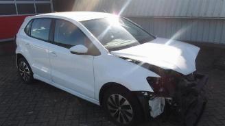 Coche accidentado Volkswagen Polo Polo V (6R), Hatchback, 2009 / 2017 1.0 TSI 12V BlueMotion 2015/10