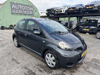 Voiture accidenté Toyota Aygo 1.0-12V 50KW Airco 5drs 2010/1