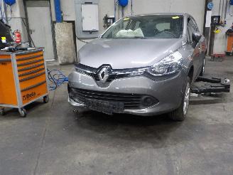 skadebil bromfiets Renault Clio Clio IV (5R) Hatchback 5-drs 1.2 TCE 16V GT EDC (H5F-403(H5F-D4)) [88k=
W]  (03-2013/08-2021) 2015