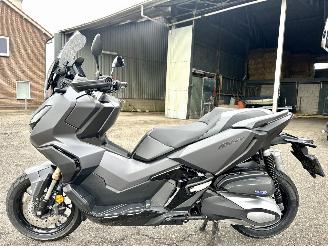 dañado motos Honda  ADV 350A 29pk Matgrijs - keyless - handvat verwarming - abs - slechts 5284km gelopen - lichte krassen 2022/10