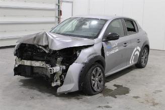 Damaged car Peugeot 208  2022/9